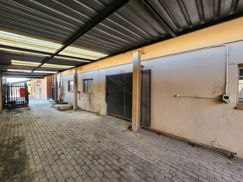 2,800m2 Freestanding Industrial Facility with Extensive Office Capacity - Photo 7