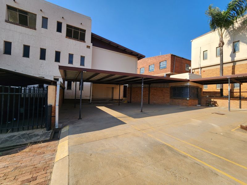 2,800m2 Freestanding Industrial Facility with Extensive Office Capacity - Photo 6