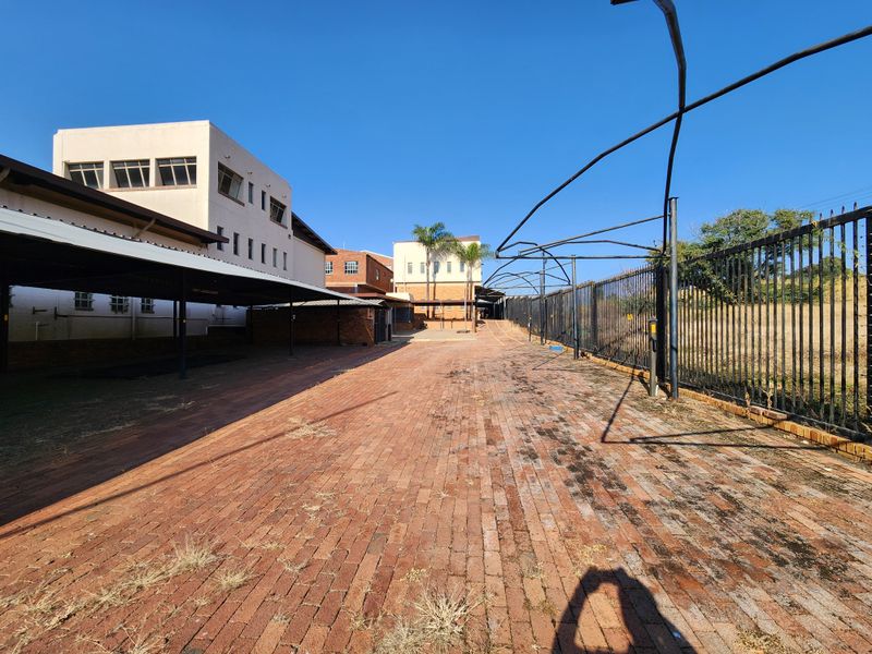 2,800m2 Freestanding Industrial Facility with Extensive Office Capacity - Photo 5