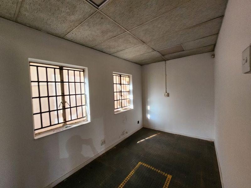 2,800m2 Freestanding Industrial Facility with Extensive Office Capacity - Photo 10