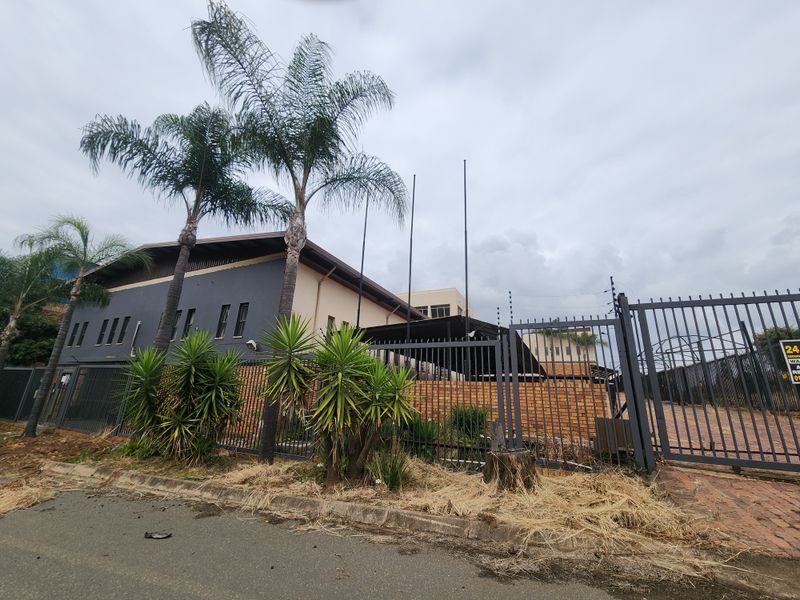 2,800m2 Freestanding Industrial Property For Sale | High Office Ratio - Photo 2