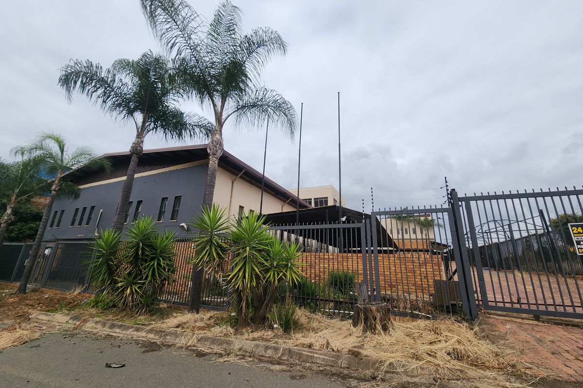 2,800m2 Freestanding Industrial Property For Sale | High Office Ratio - Photo 2
