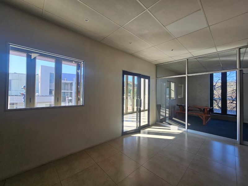 TO LET – Modern Offices | 169 m2 | Waterkloof Corner - Photo 2