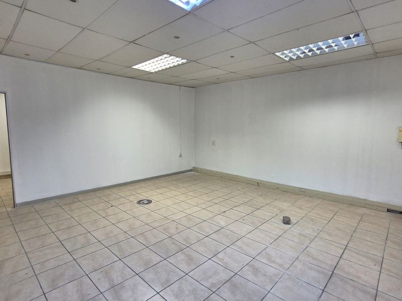 900m2 Industrial Warehouse, Prime Waltloo Logistics Facility with Interlink Truck Access - Photo 10
