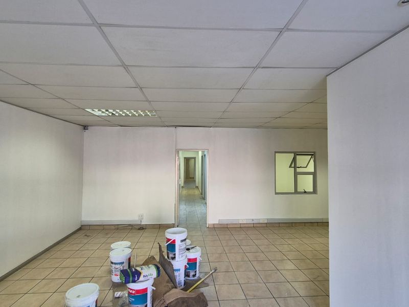 900m2 Industrial Warehouse, Prime Waltloo Logistics Facility with Interlink Truck Access - Photo 9