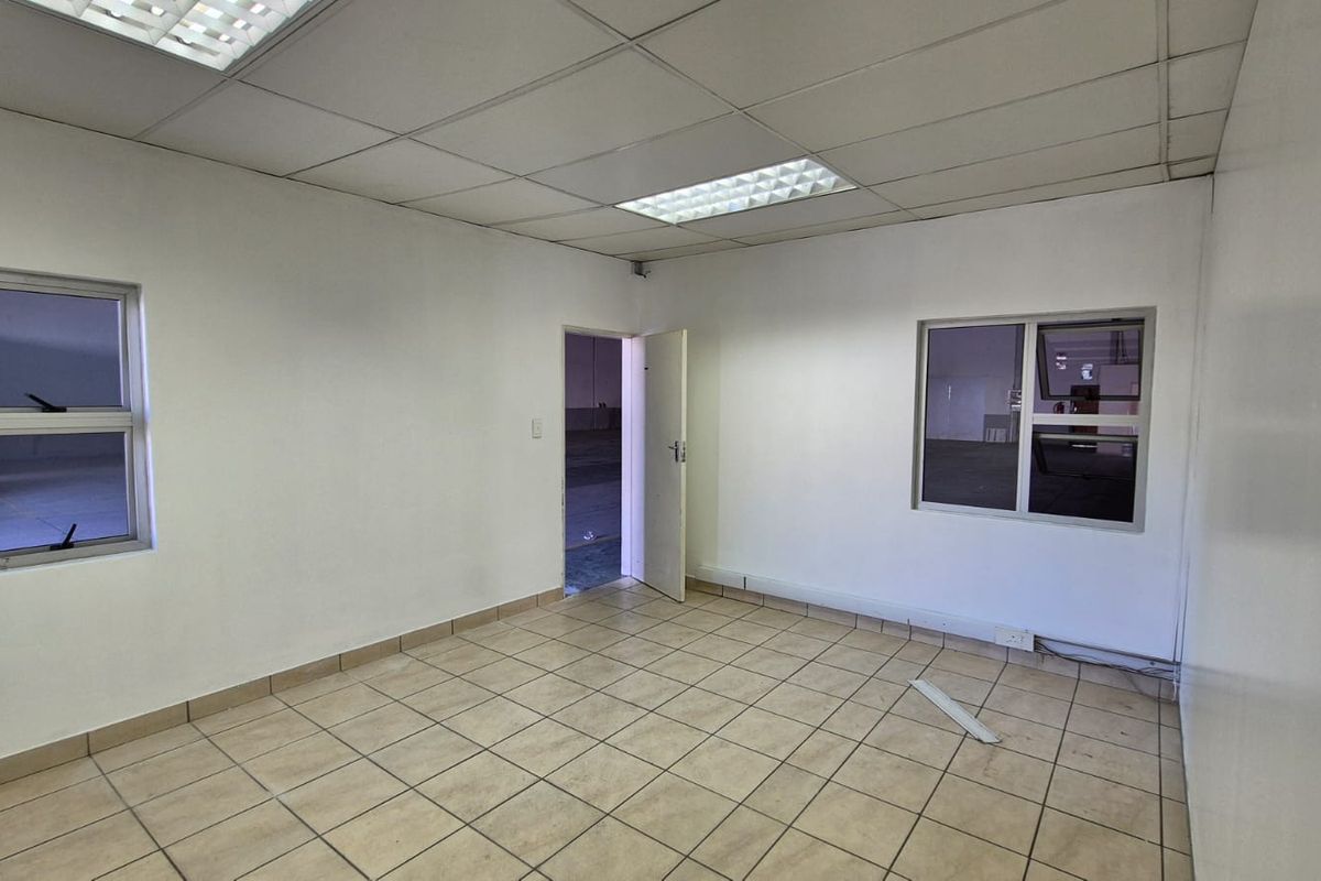 900m2 Industrial Warehouse, Prime Waltloo Logistics Facility with Interlink Truck Access - Photo 4
