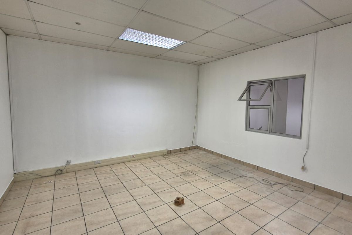 900m2 Industrial Warehouse, Prime Waltloo Logistics Facility with Interlink Truck Access - Photo 5