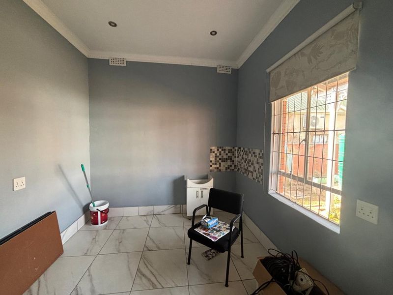 150sqm Office to Let in Scottsville at R16000-00 per month plus Vat. - Photo 7