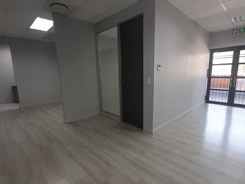 Professional First Floor Office at The Village Shopping Centre - Photo 8