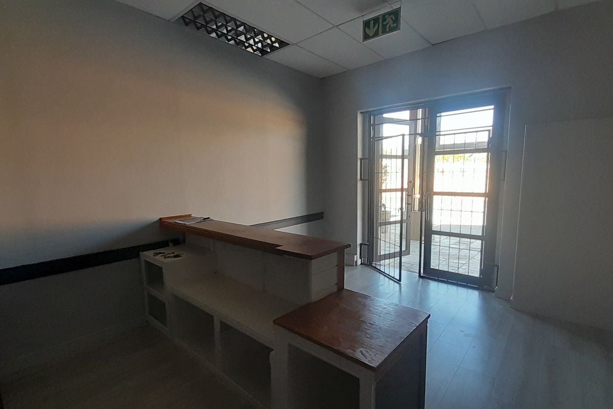 Professional First Floor Office at The Village Shopping Centre - Photo 5