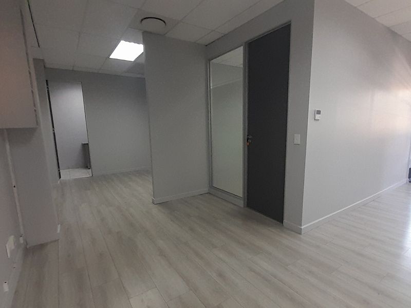 Professional First Floor Office at The Village Shopping Centre - Photo 7