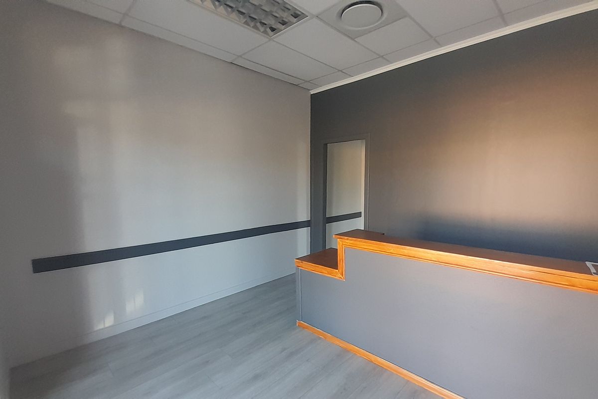 Professional First Floor Office at The Village Shopping Centre - Photo 3