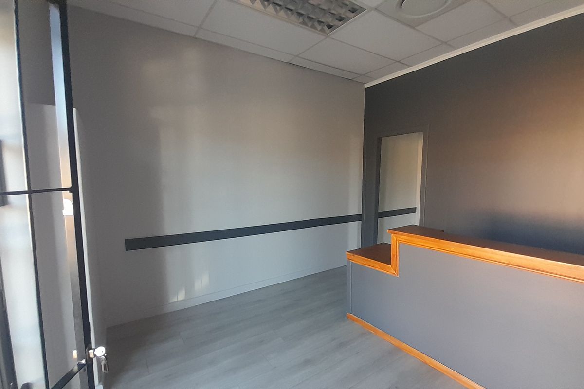 Professional First Floor Office at The Village Shopping Centre - Photo 2