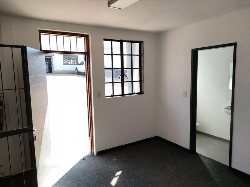 451m2 warehouse TO LET in Kya Sand, Engineering Close, Unit 6 - Photo 2