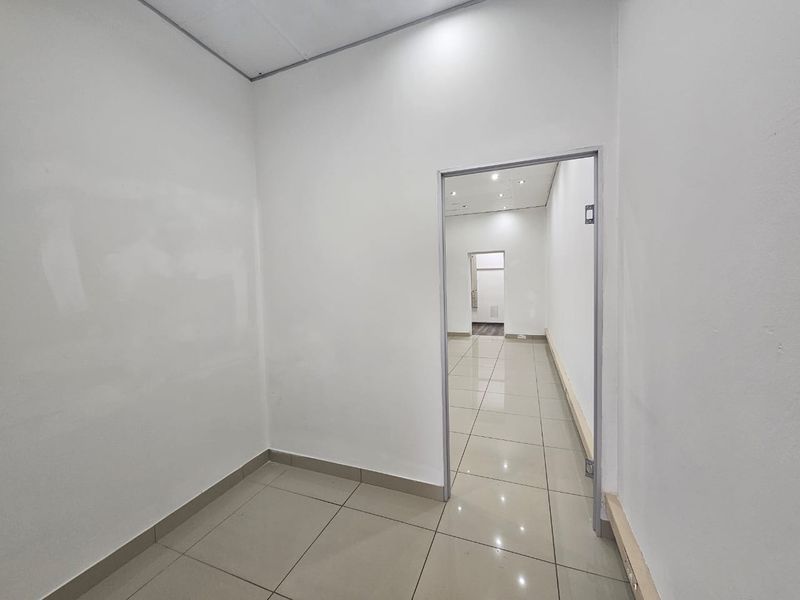 *TO LET | Modern Retail Space Available | 75 m2 | Gift Acres Shopping Centre | Lynnwood, Pretoria - Photo 5