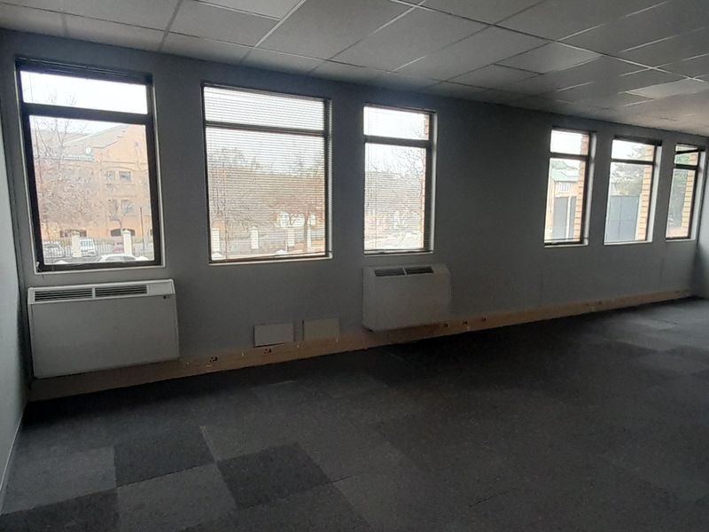 Professional Small Office with Basement Parking Included - Photo 2