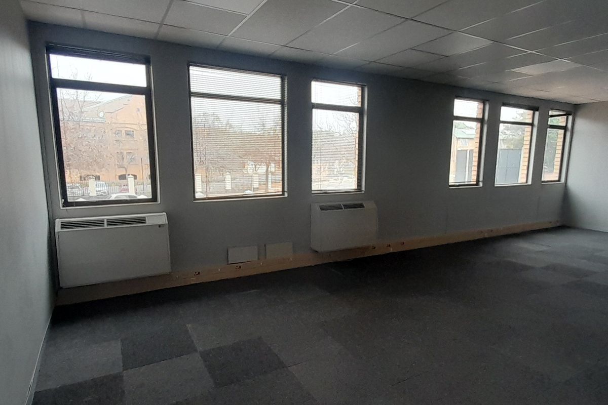 Professional Small Office with Basement Parking Included - Photo 2