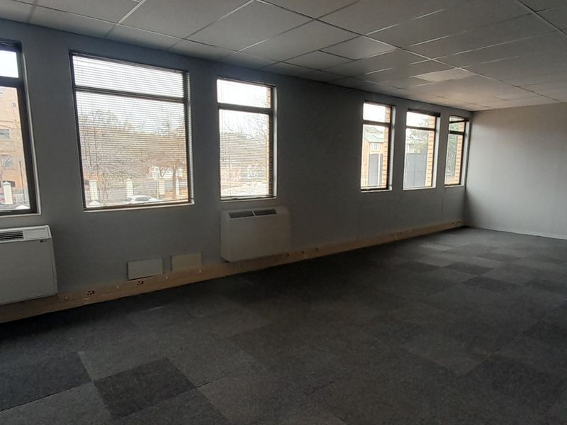 Professional Small Office with Basement Parking Included - Photo 3