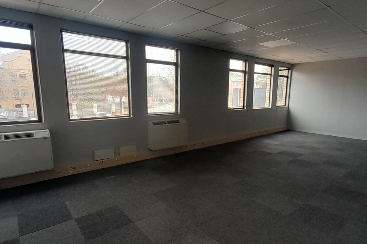 Professional Small Office with Basement Parking Included - Photo 3