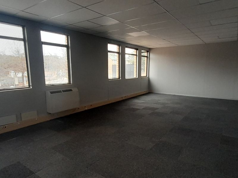 Professional Small Office with Basement Parking Included - Photo 4