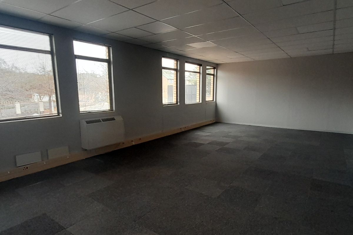 Professional Small Office with Basement Parking Included - Photo 4