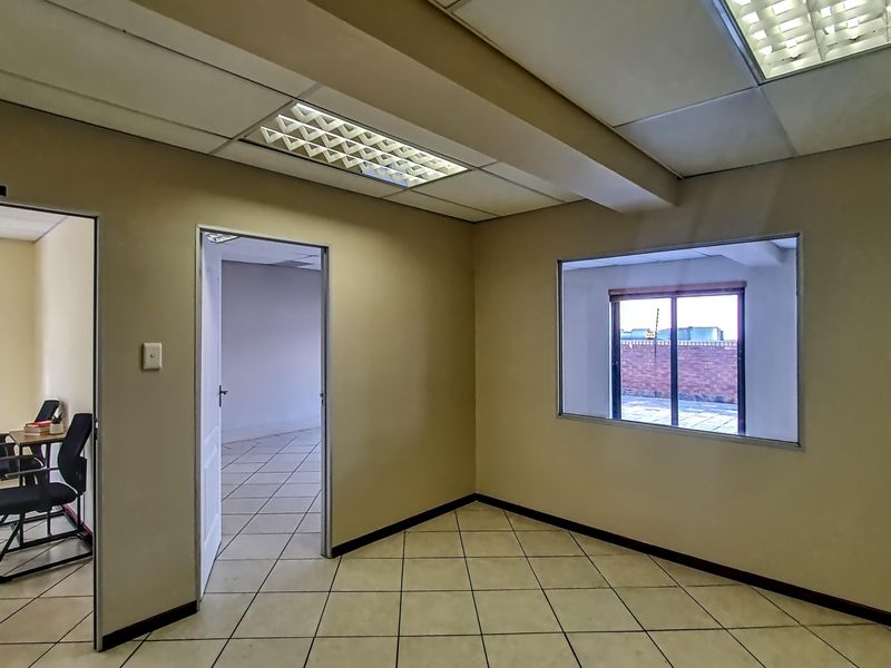 Modern 102m2 Office Space Available Immediately in Wild Fig Business Park - Photo 6