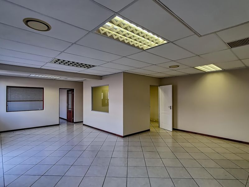 Modern 102m2 Office Space Available Immediately in Wild Fig Business Park - Photo 9