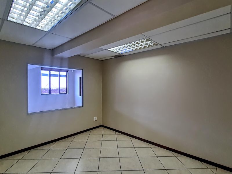 Modern 102m2 Office Space Available Immediately in Wild Fig Business Park - Photo 5