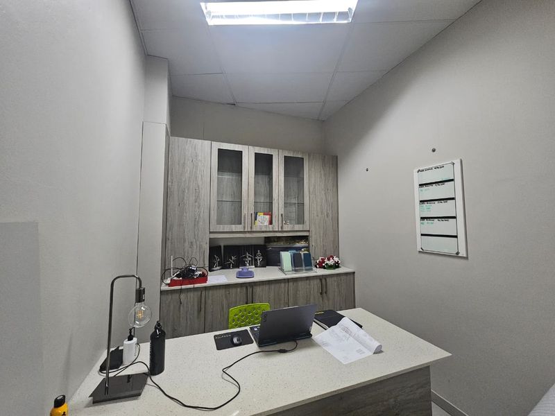 TO LET – Prime Retail Space | Waterkloof Corner | Waterkloof, Pretoria - Photo 8