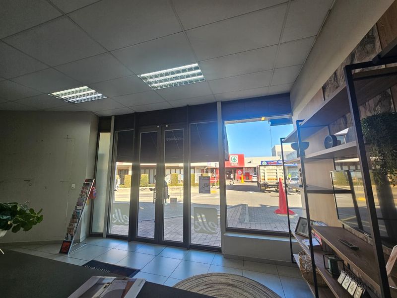 TO LET – Prime Retail Space | Waterkloof Corner | Waterkloof, Pretoria - Photo 4
