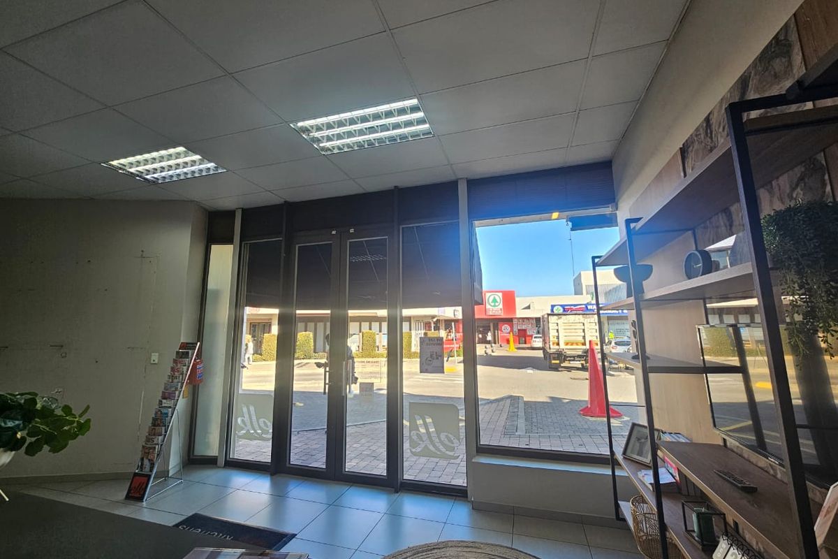 TO LET – Prime Retail Space | Waterkloof Corner | Waterkloof, Pretoria - Photo 4