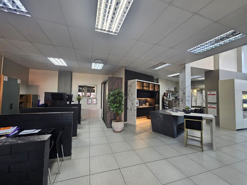 TO LET – Prime Retail Space | Waterkloof Corner | Waterkloof, Pretoria - Photo 3
