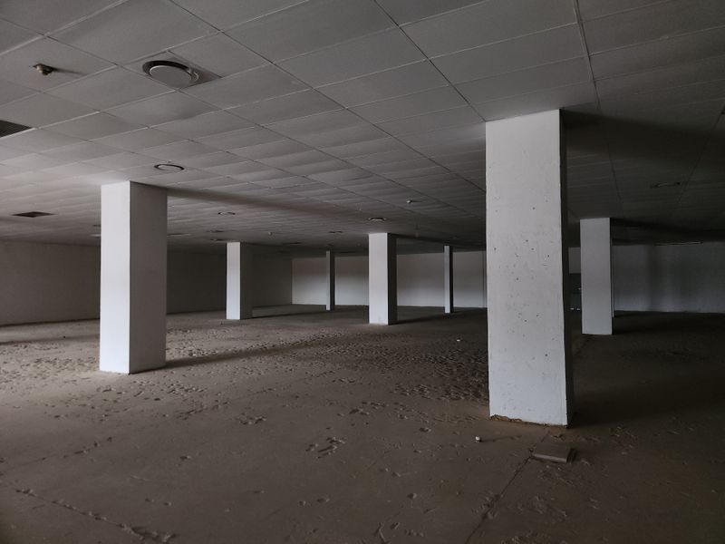 Large-Format 2,212m2 Retail Space Offering Exceptional Visibility and Customer Reach - Photo 9