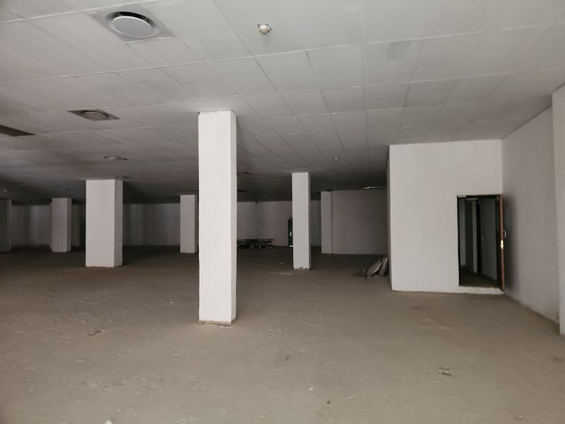 Large-Format 2,212m2 Retail Space Offering Exceptional Visibility and Customer Reach - Photo 7
