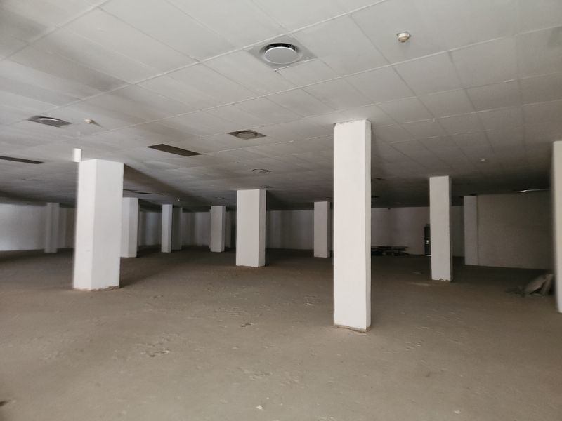 Large-Format 2,212m2 Retail Space Offering Exceptional Visibility and Customer Reach - Photo 6
