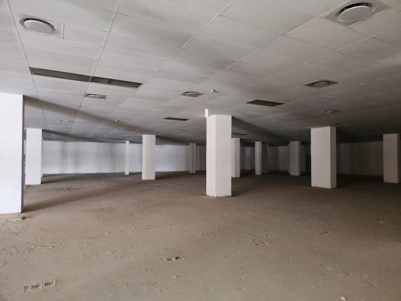 Large-Format 2,212m2 Retail Space Offering Exceptional Visibility and Customer Reach - Photo 5