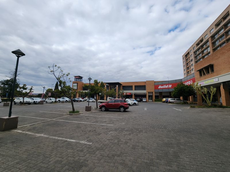 Large-Format 2,212m2 Retail Space Offering Exceptional Visibility and Customer Reach - Photo 4