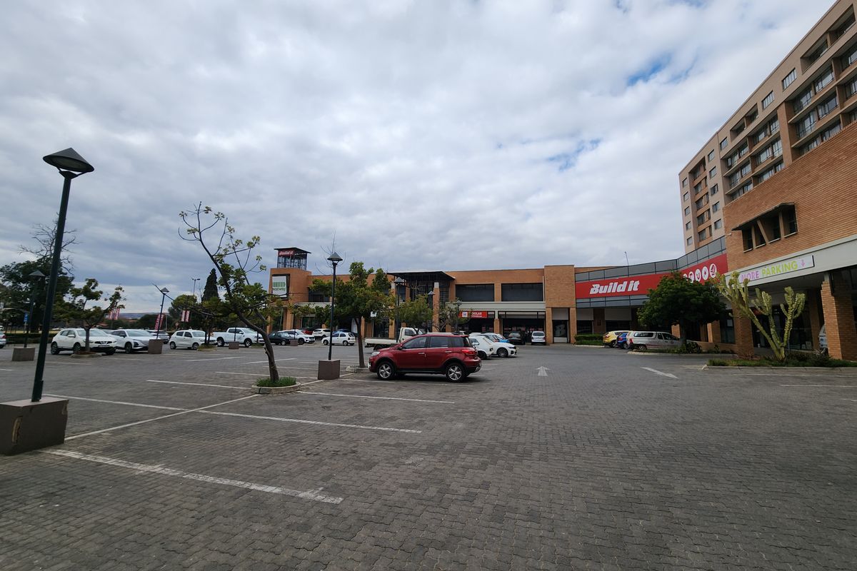 Large-Format 2,212m2 Retail Space Offering Exceptional Visibility and Customer Reach - Photo 4