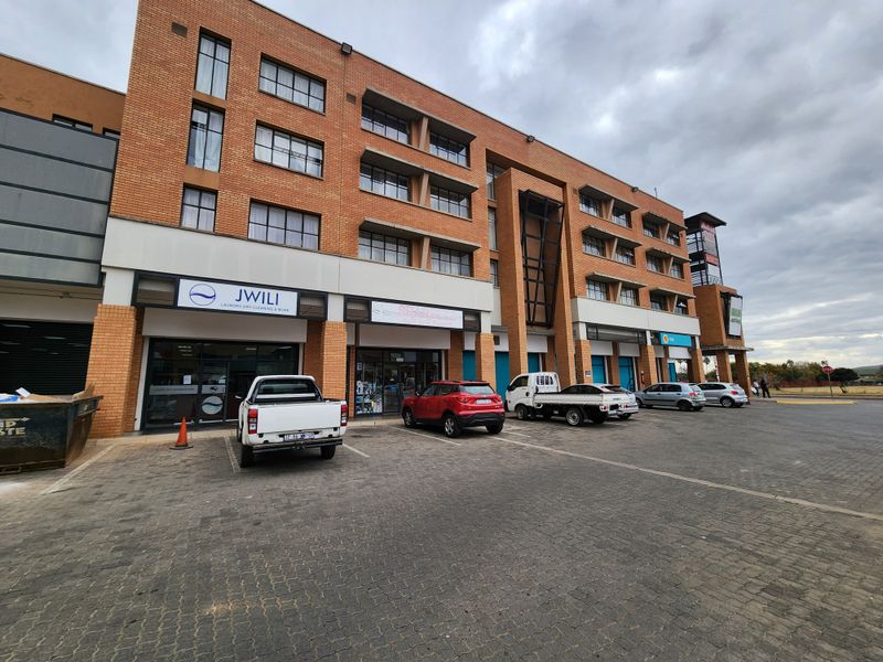 Large-Format 2,212m2 Retail Space Offering Exceptional Visibility and Customer Reach - Photo 3