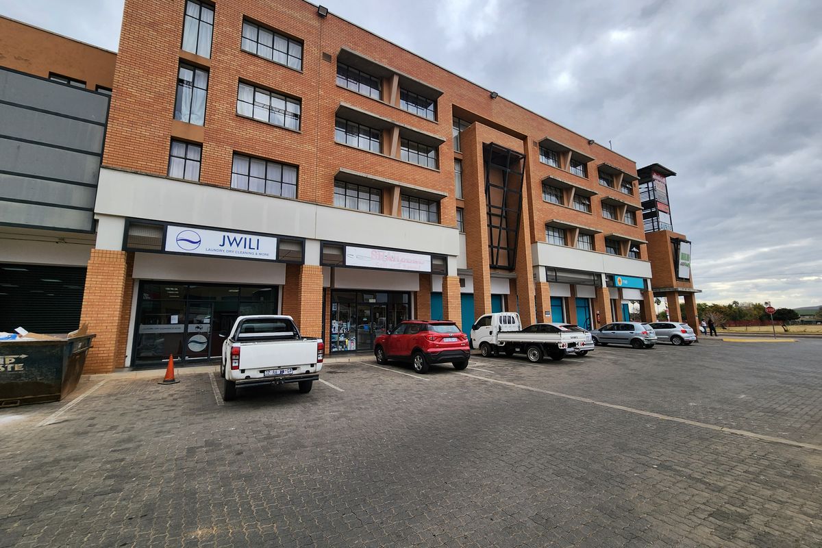 Large-Format 2,212m2 Retail Space Offering Exceptional Visibility and Customer Reach - Photo 3