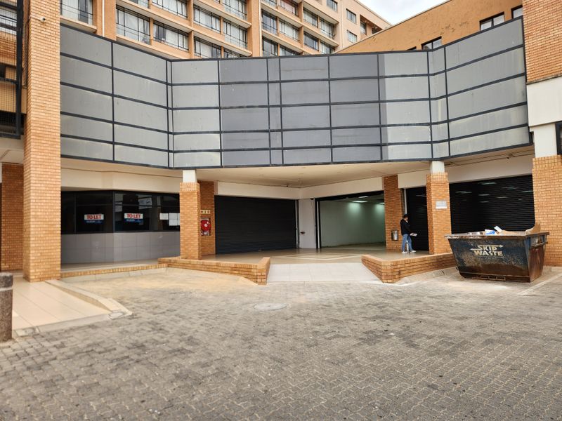Large-Format 2,212m2 Retail Space Offering Exceptional Visibility and Customer Reach - Photo 2