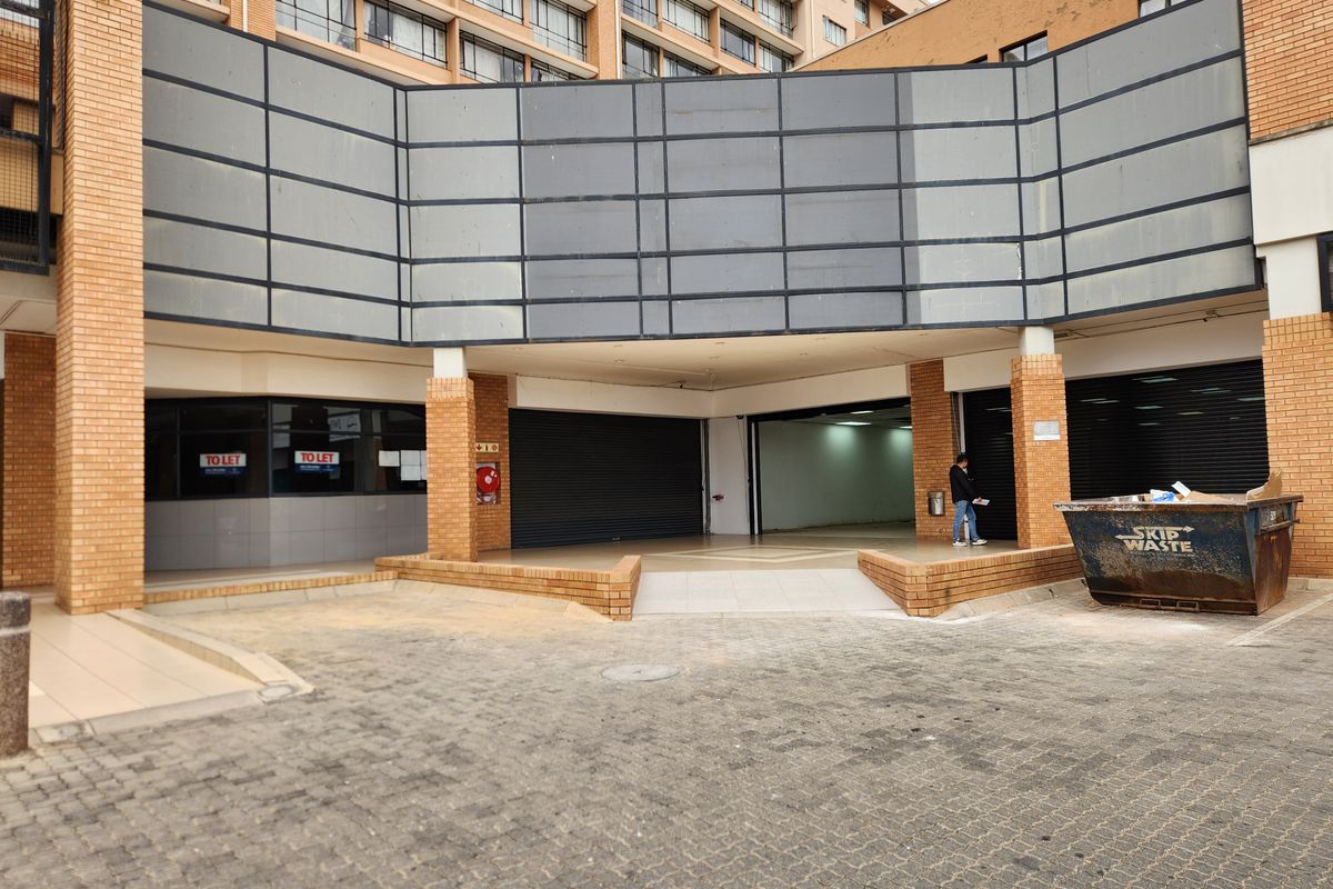 Large-Format 2,212m2 Retail Space Offering Exceptional Visibility and Customer Reach - Photo 2
