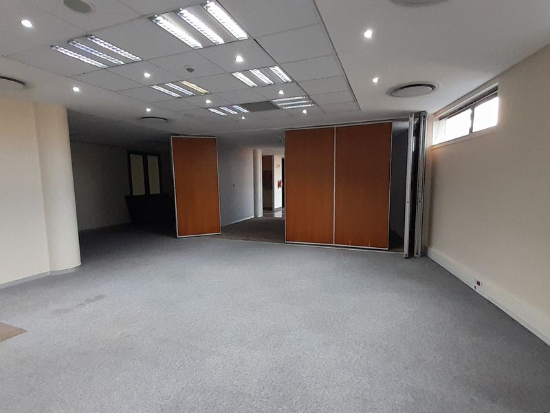 Modern Ground Floor Office with Reception and Open Plan Flexibility - Photo 6