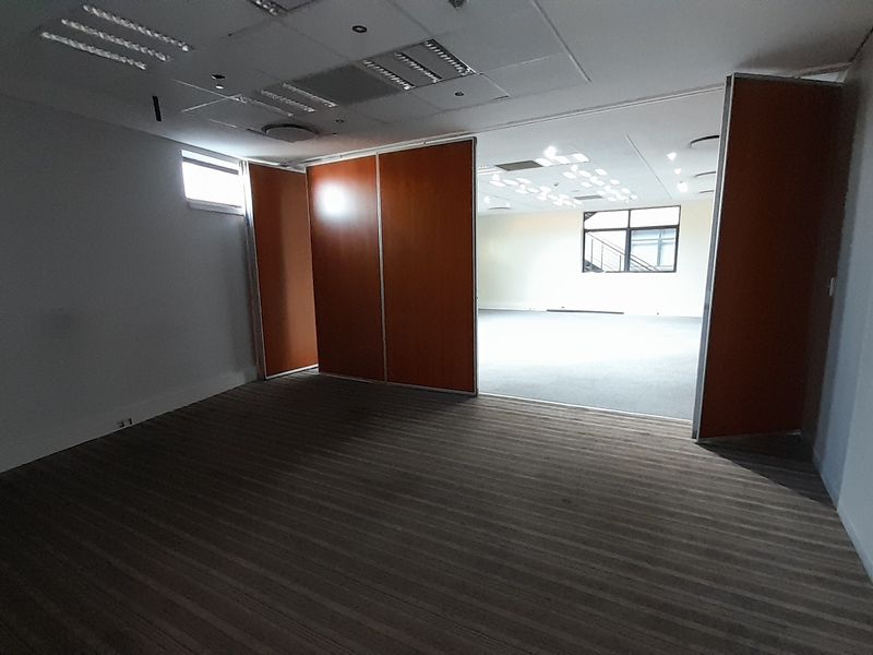Modern Ground Floor Office with Reception and Open Plan Flexibility - Photo 9