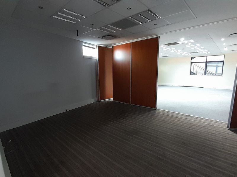 Modern Ground Floor Office with Reception and Open Plan Flexibility - Photo 8