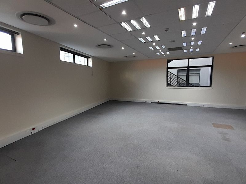 Modern Ground Floor Office with Reception and Open Plan Flexibility - Photo 2