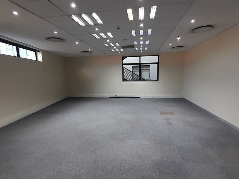 Modern Ground Floor Office with Reception and Open Plan Flexibility - Photo 3
