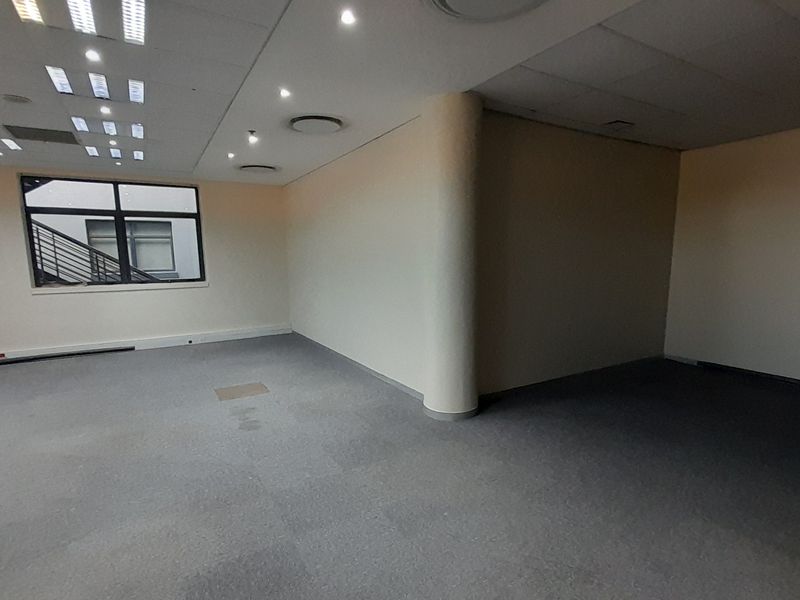 Modern Ground Floor Office with Reception and Open Plan Flexibility - Photo 5