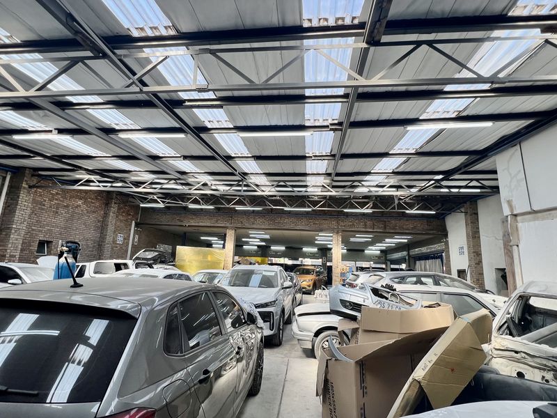 Prime Commercial Property with Workshop, Offices & Showroom Potential – Pietermaritzburg Central - Photo 8