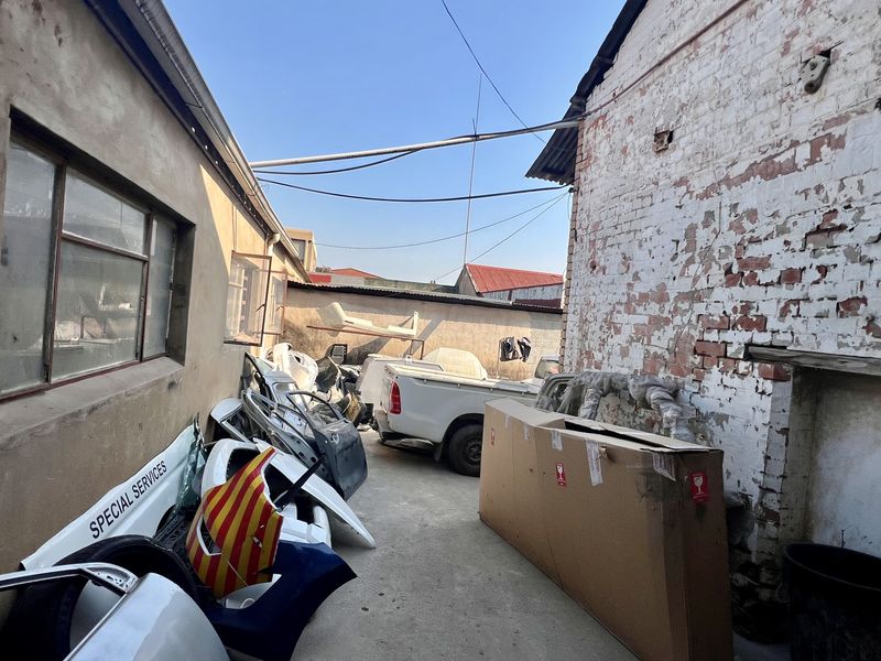 Prime Commercial Property with Workshop, Offices & Showroom Potential – Pietermaritzburg Central - Photo 9